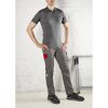 Person in grauer Arbeitskleidung mit roten Details