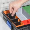 Person sortiert Kleinteile in Sortimentskasten.