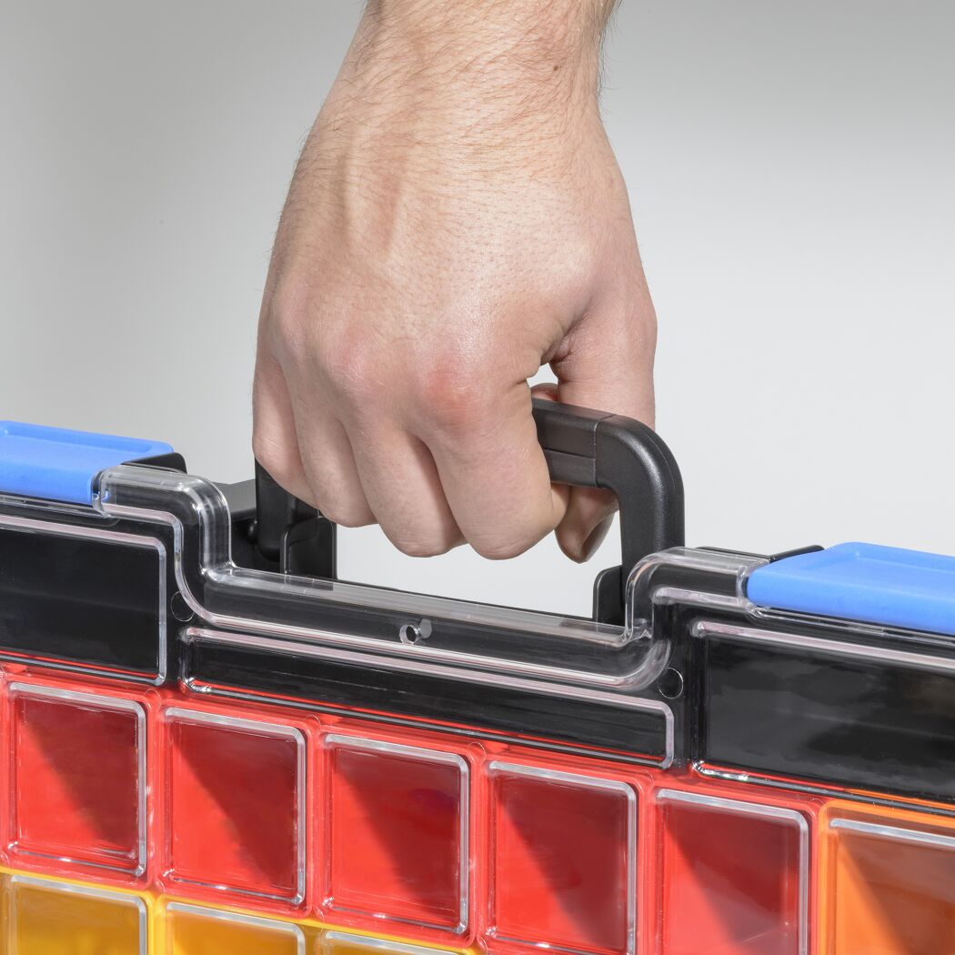 Hand hält einen Sortimentskasten EuroPlus Pro K 44/19