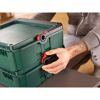 Person schließt eine grüne Bosch Systembox