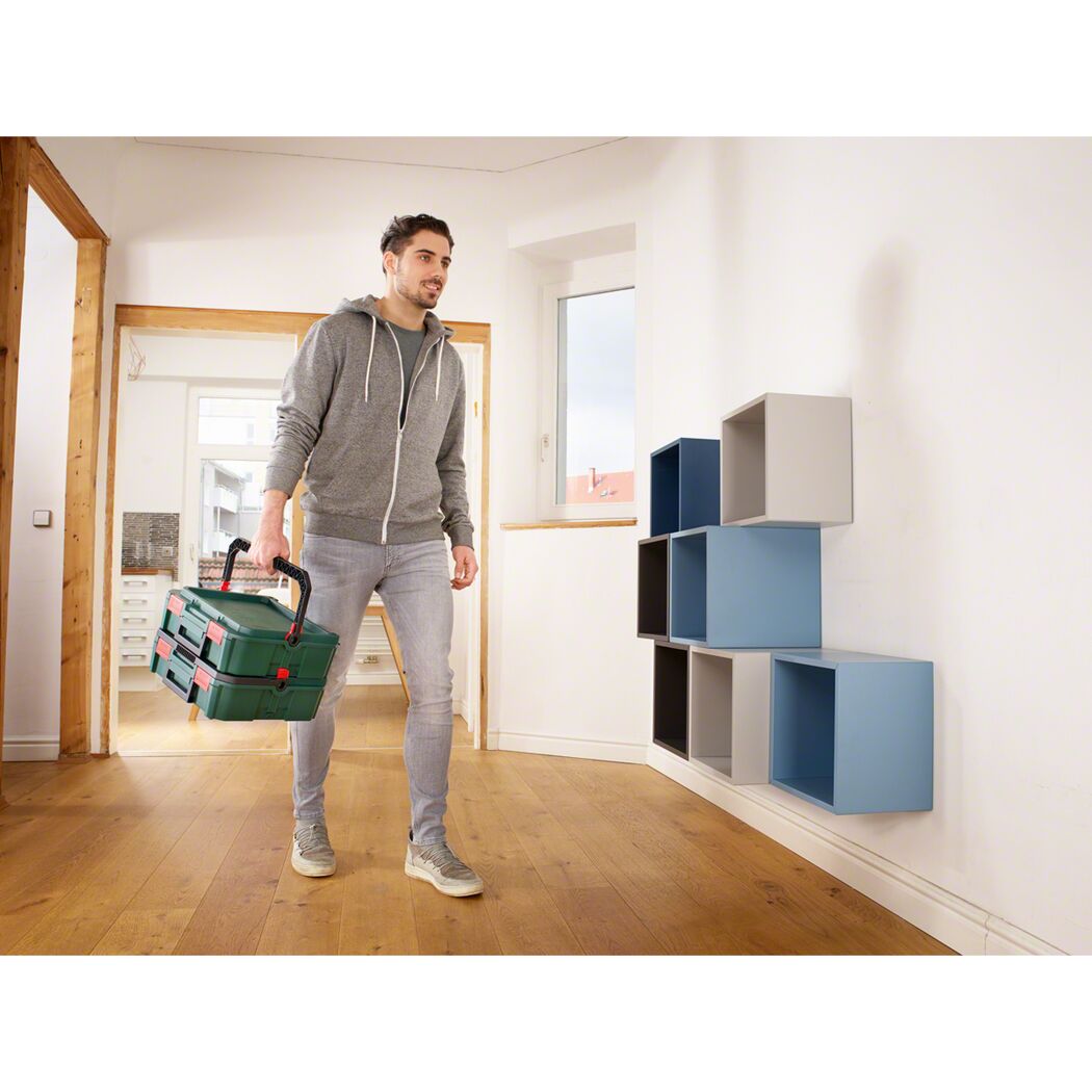 Person trägt eine Bosch Werkzeugbox