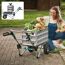 Person transportiert Gemüse im Garten mit Transportkarre