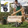 Person transportiert Holzscheite mit Transportkarre.
