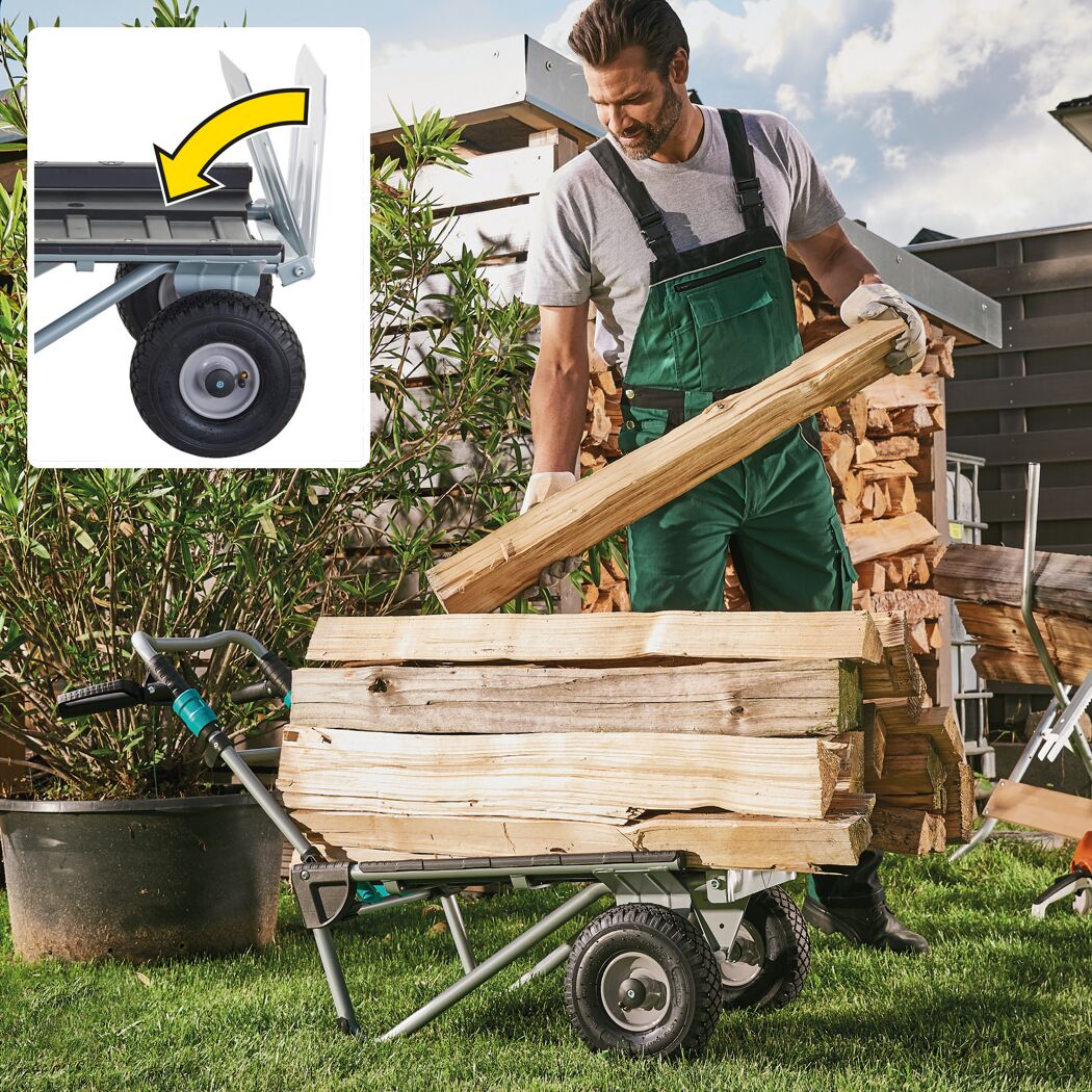 Person transportiert Holzscheite mit Transportkarre.