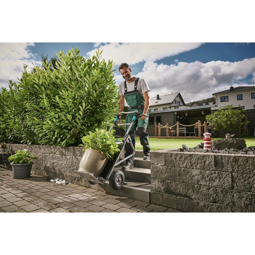 Person transportiert Topfpflanze mit Transportkarre TS 2500