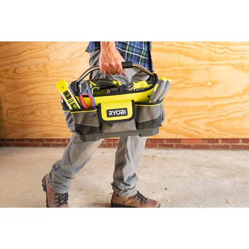 Person trägt eine Ryobi Werkzeugtasche mit Werkzeug.