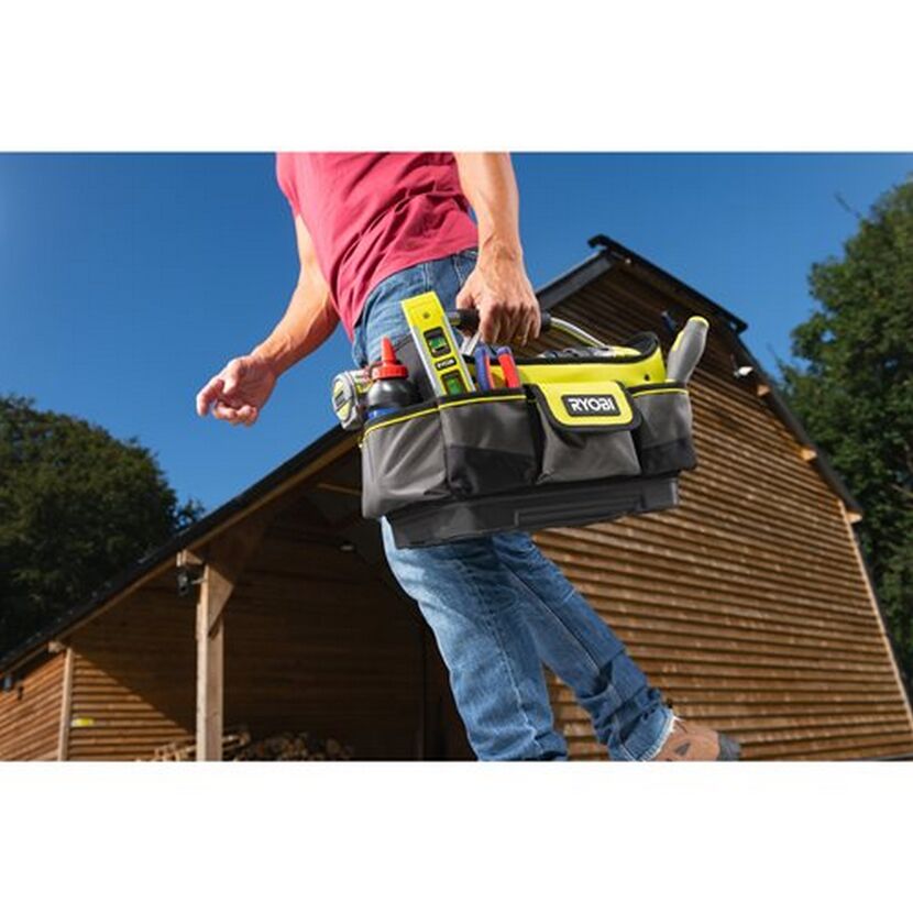 Person trägt eine Werkzeugtasche von Ryobi.
