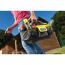 Person trägt eine Ryobi Werkzeugtasche