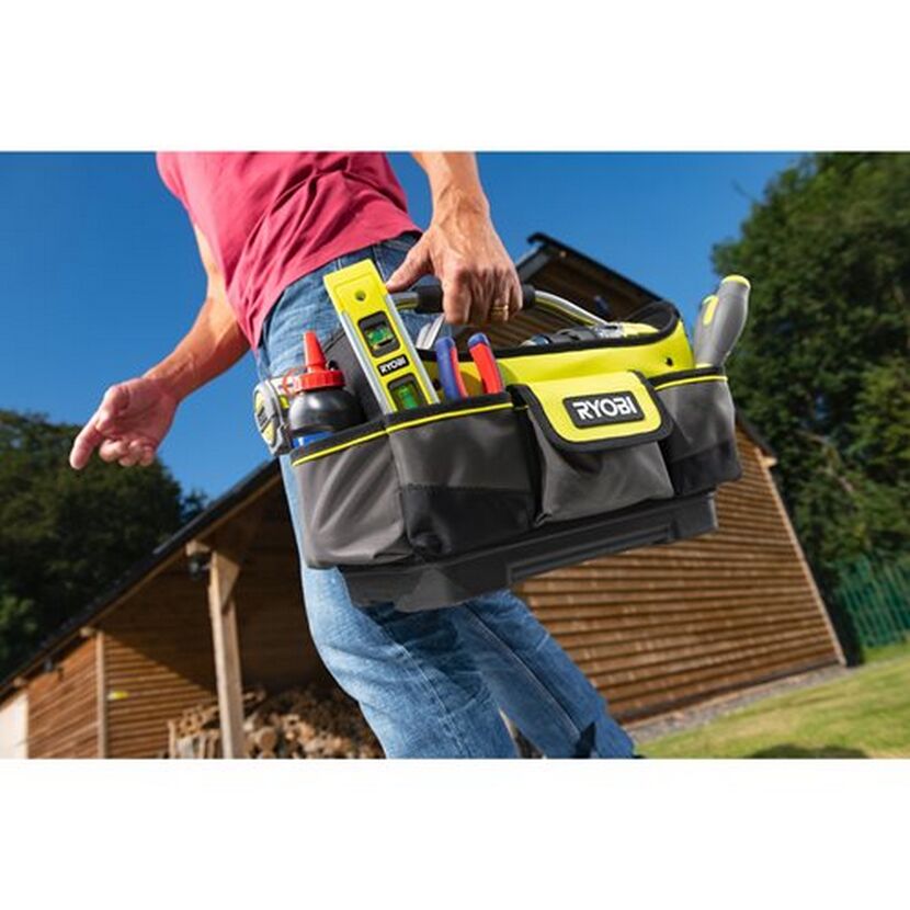 Person trägt eine Ryobi Werkzeugtasche