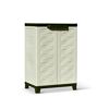 Kleiner Kunststoffschrank in beige mit dunkelgrünen Füßen und Griffen.