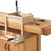 Werkbank mit Spannzwinge und Holzkasten