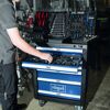 Person öffnet Schublade eines Werkstattwagens von Scheppach.