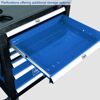 Geöffnete Schublade eines blauen Werkstattwagens