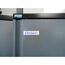 Graue Metalltür mit Whiteboard-Schild