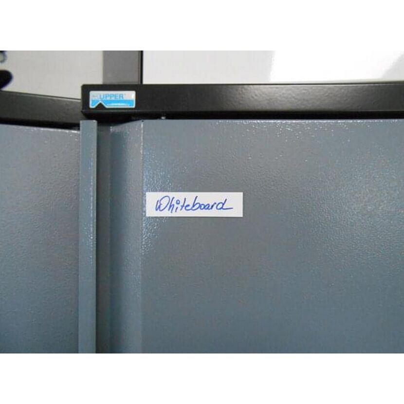 Graue Metalltür mit Whiteboard-Schild