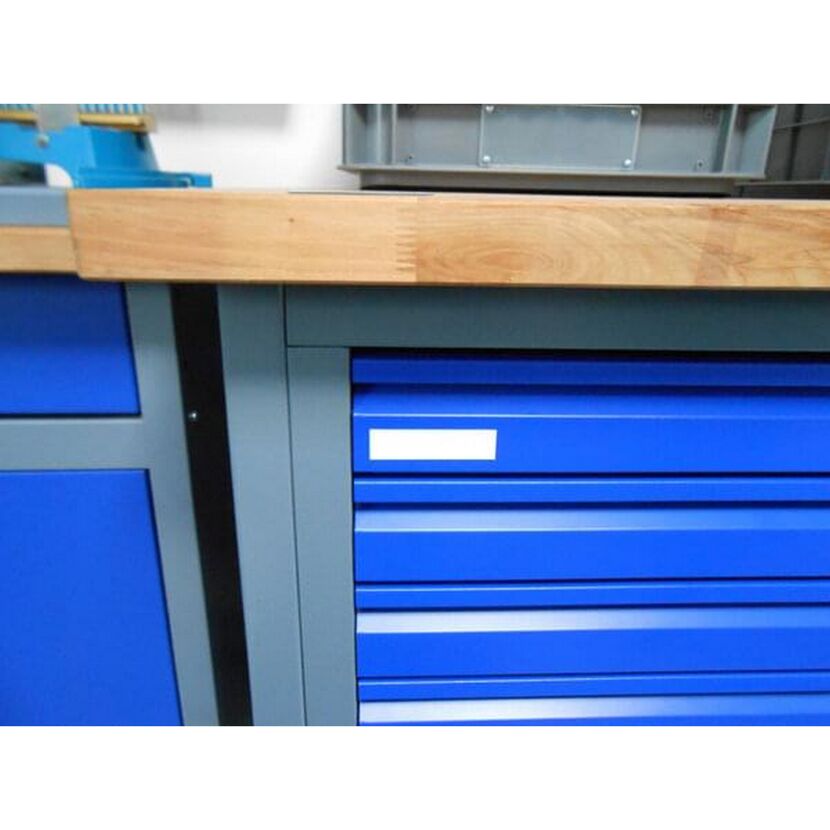Blaue Schubladen eines Werkstattschranks