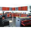 Werkstatt mit rotem Werkzeugschrank und Werkbank
