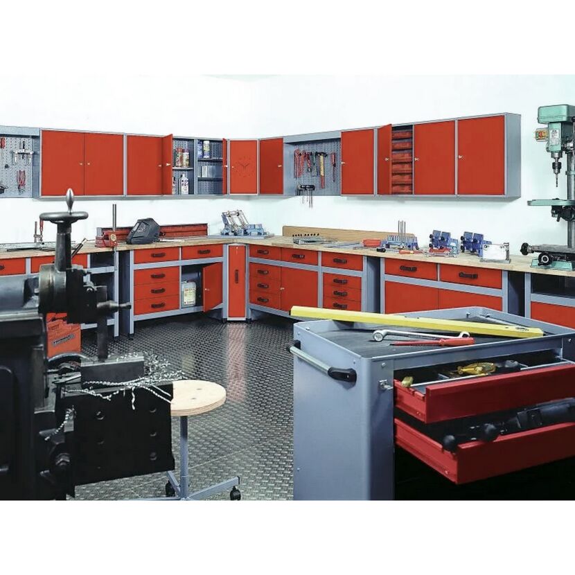 Werkstatt mit rotem Werkzeugschrank und Werkbank