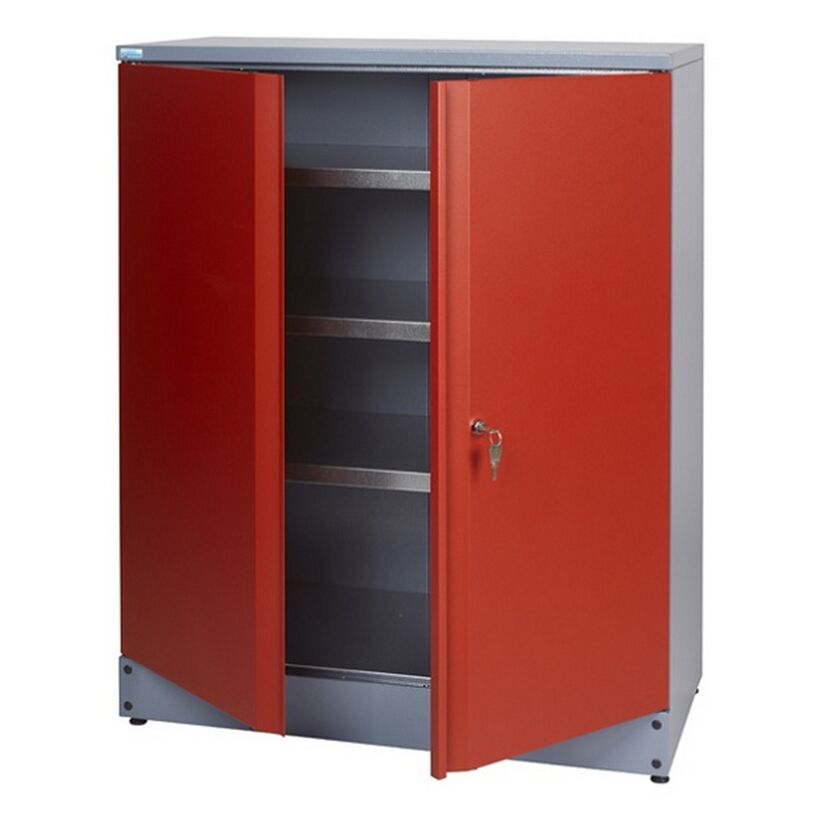 Roter Materialschrank mit geöffneten Türen und Schlüssel im Schloss.