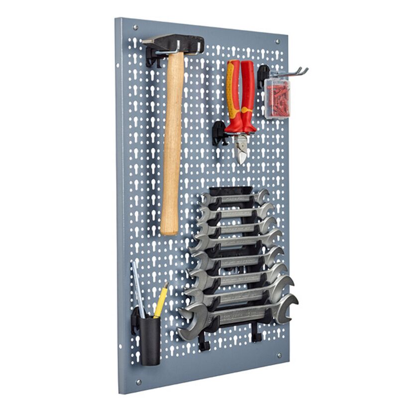 Werkzeuge an einer Lochwand: Hammer, Zange, Schraubenschlüssel, Schrauben und Stift.