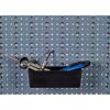 Werkzeugkasten mit Zirkel und Teppichmesser an Lochwand