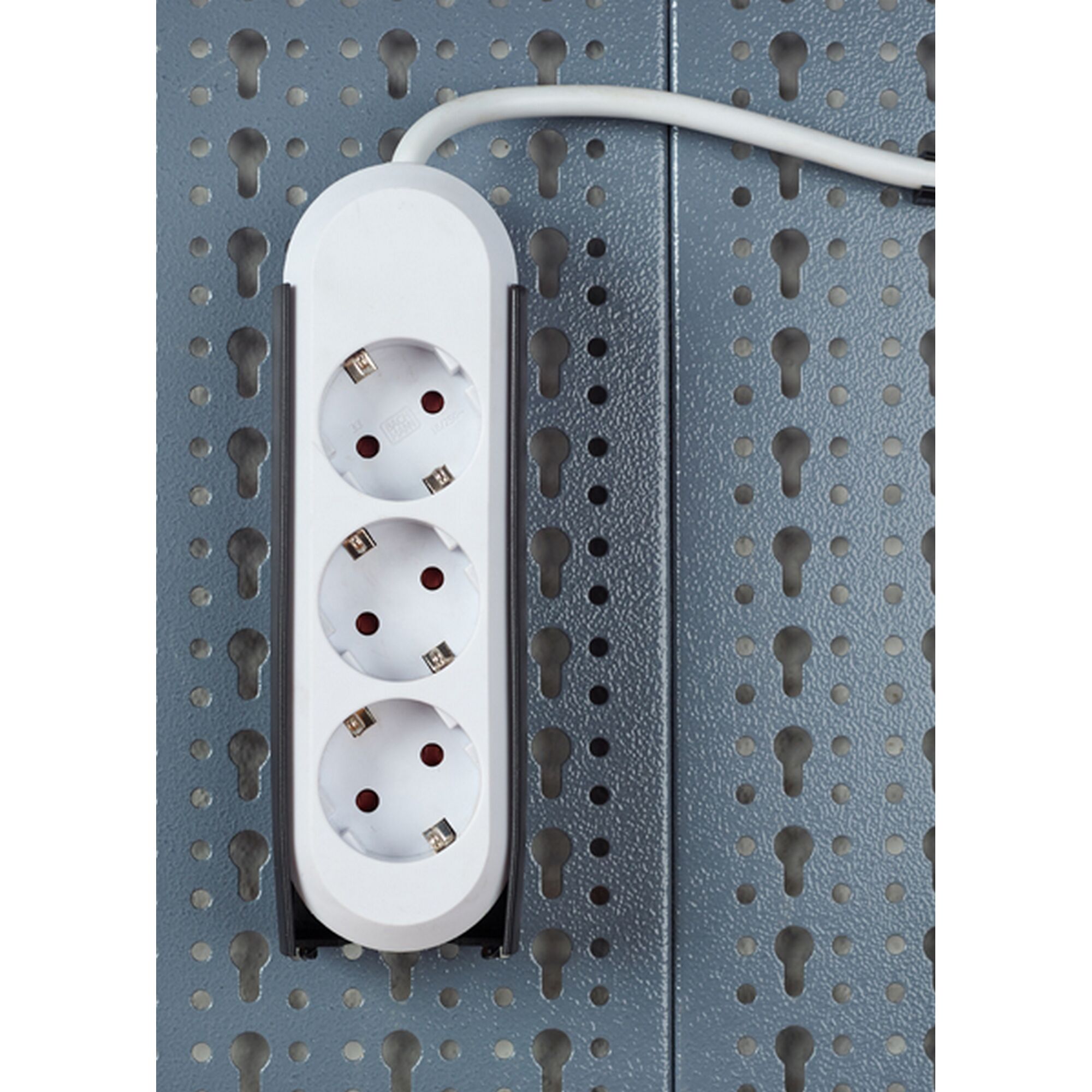 Dreifachsteckdose mit Halter für Werkzeugwand