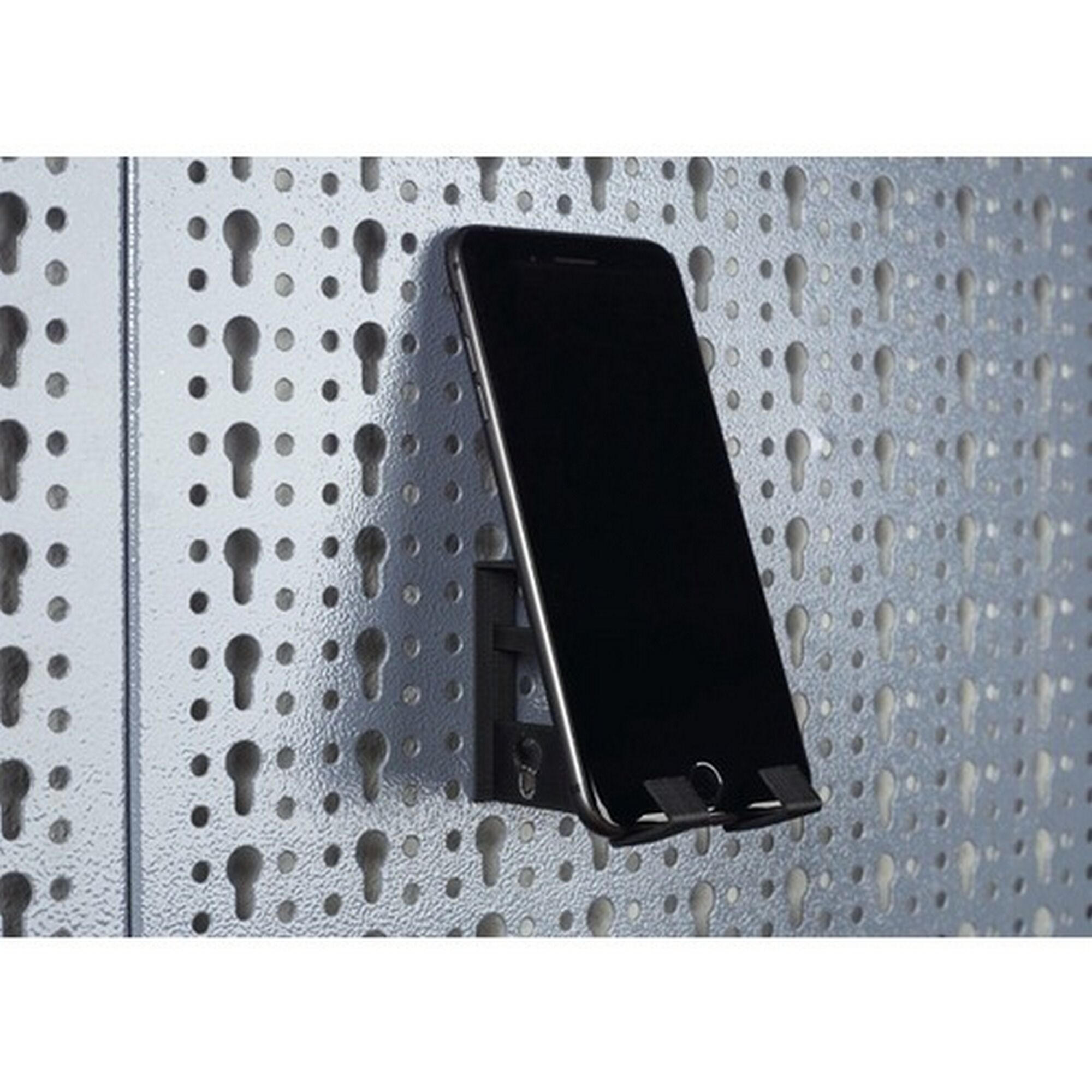 Schwarze Handyhalterung an Lochwand