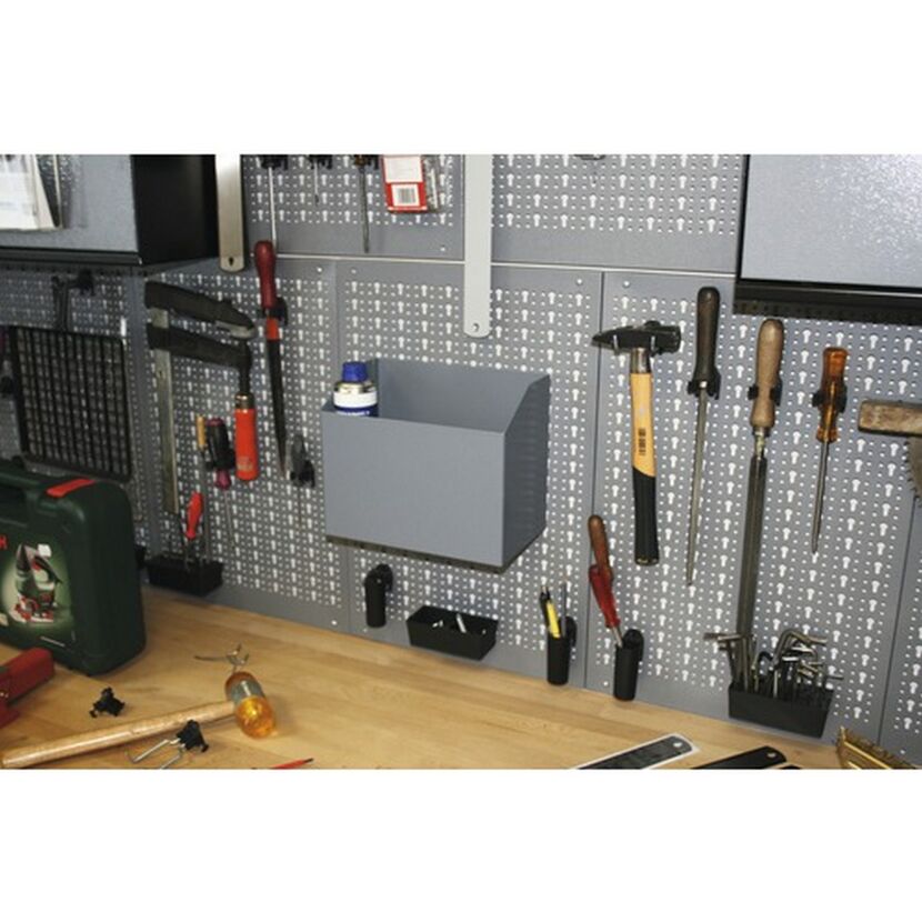Werkzeugwand mit Hammer, Feile und Ablagebox