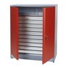 Offener roter Materialschrank mit Metallschubladen