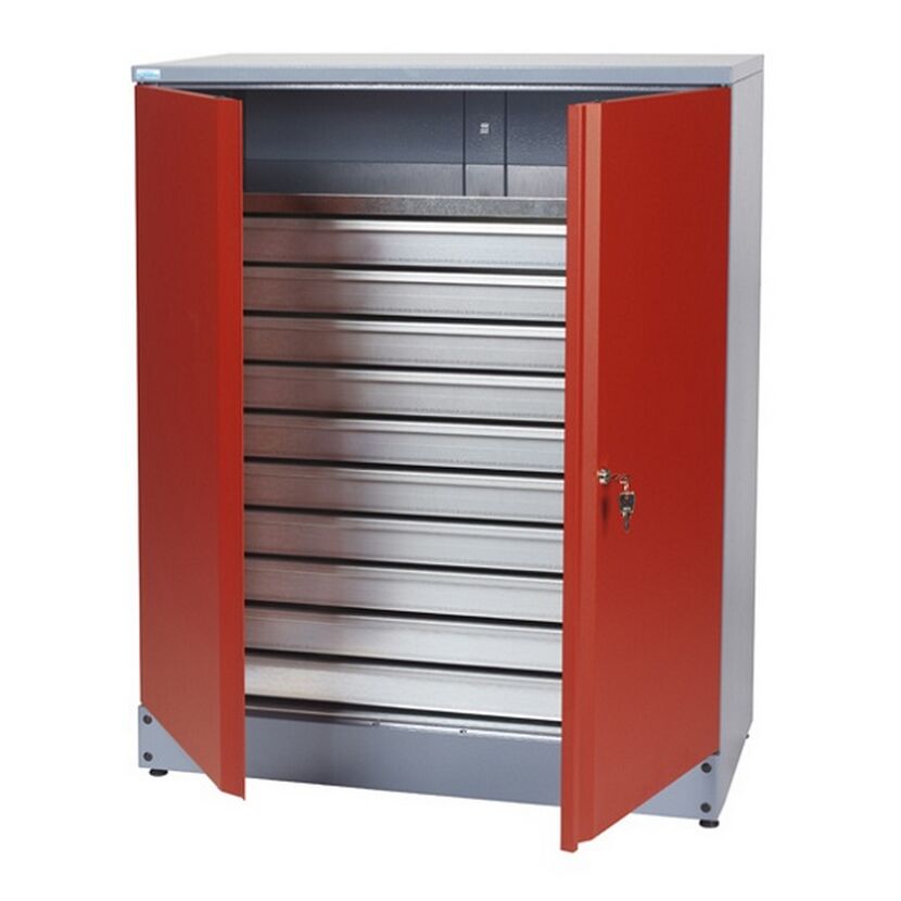 Offener roter Materialschrank mit Metallschubladen