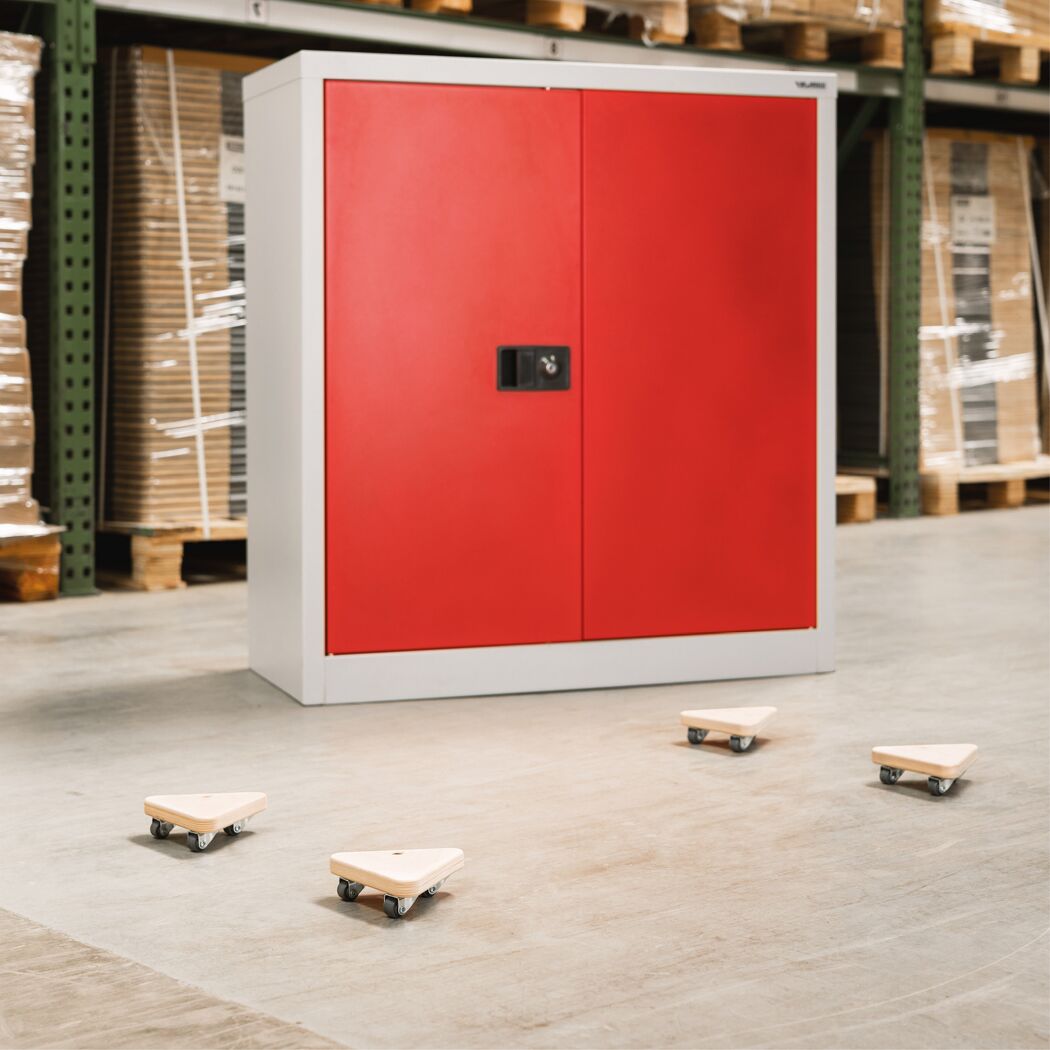 Roter Schrank auf Transportrollen
