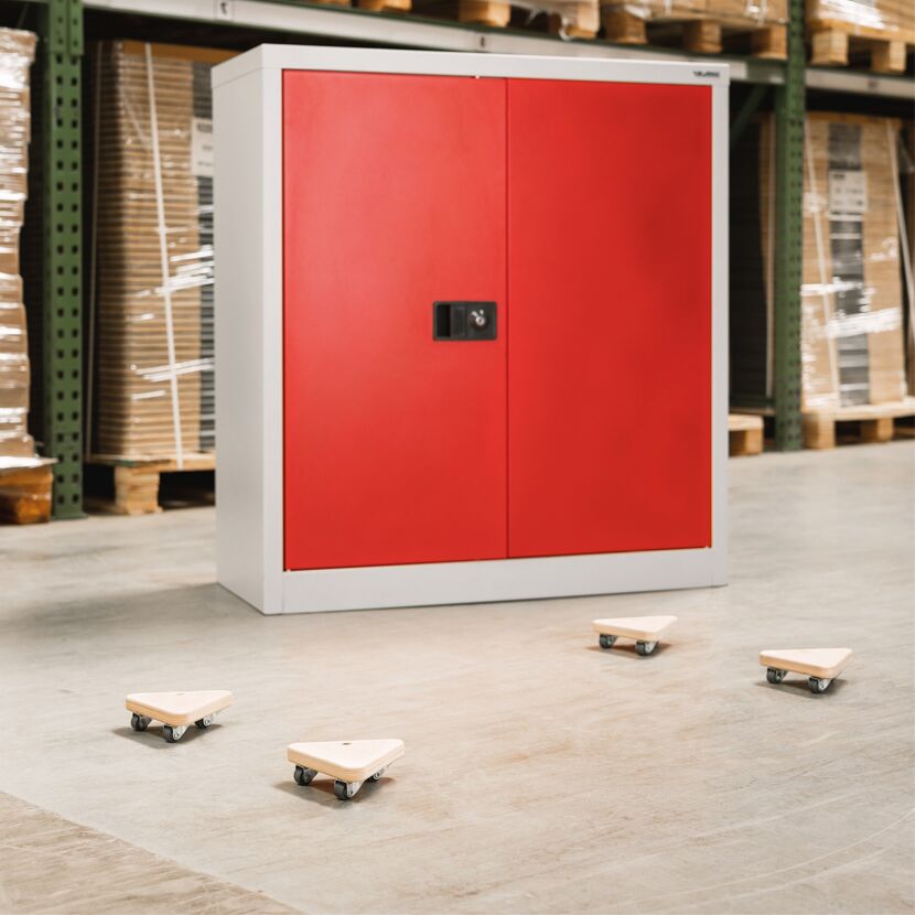 Roter Schrank auf Transportrollen