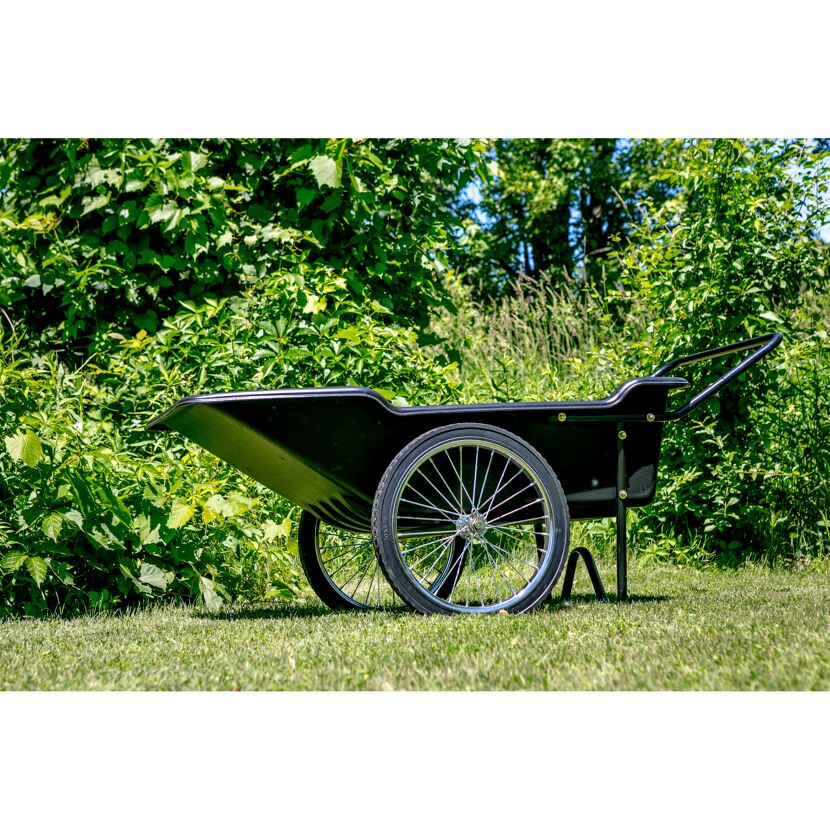 Schwarze Schubkarre im Garten