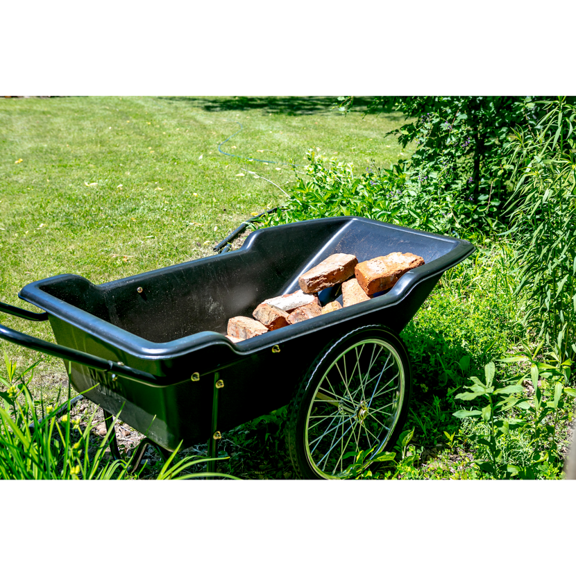 Schubkarre mit Ziegelsteinen im Garten