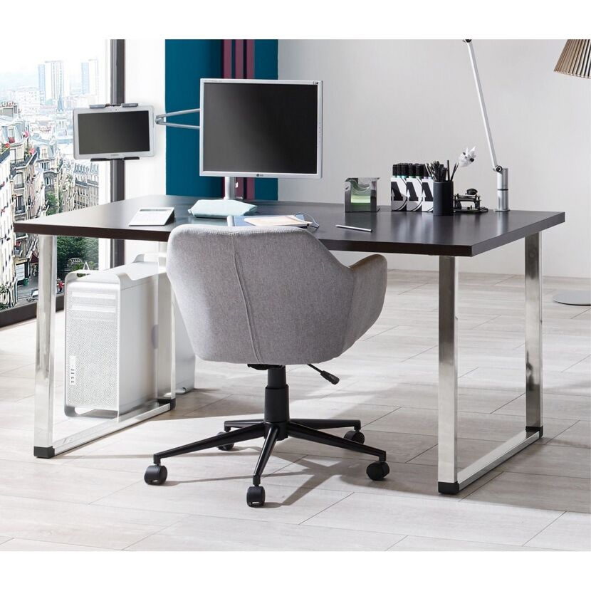 Dunkler Schreibtisch mit Computer und Drehstuhl