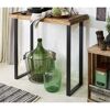 Tisch im Industrial-Stil mit Deko