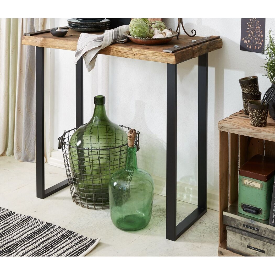 Tisch im Industrial-Stil mit Deko