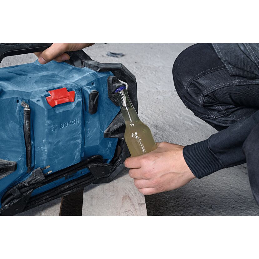 Person stellt Flasche in Baustellenradio