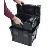 Person packt Werkzeug Rollbox