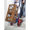 Person transportiert Getränkekisten mit einer Treppensteiger Sackkarre.