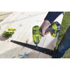 Person verschraubt Holzbrett mit RYOBI Akku-Schlagschrauber.
