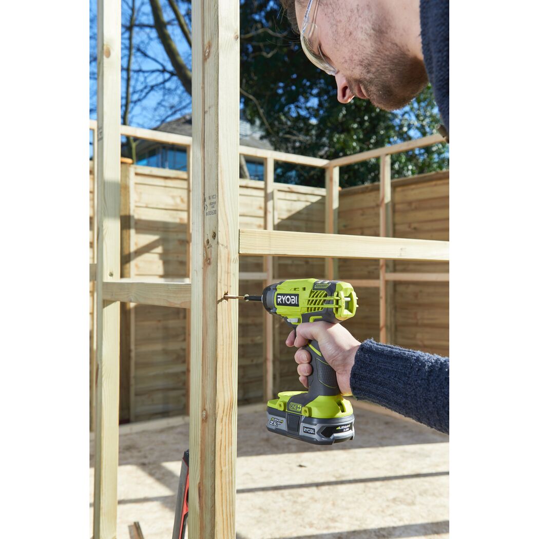 Person verschraubt Holzbalken mit RYOBI Akku-Schlagschrauber
