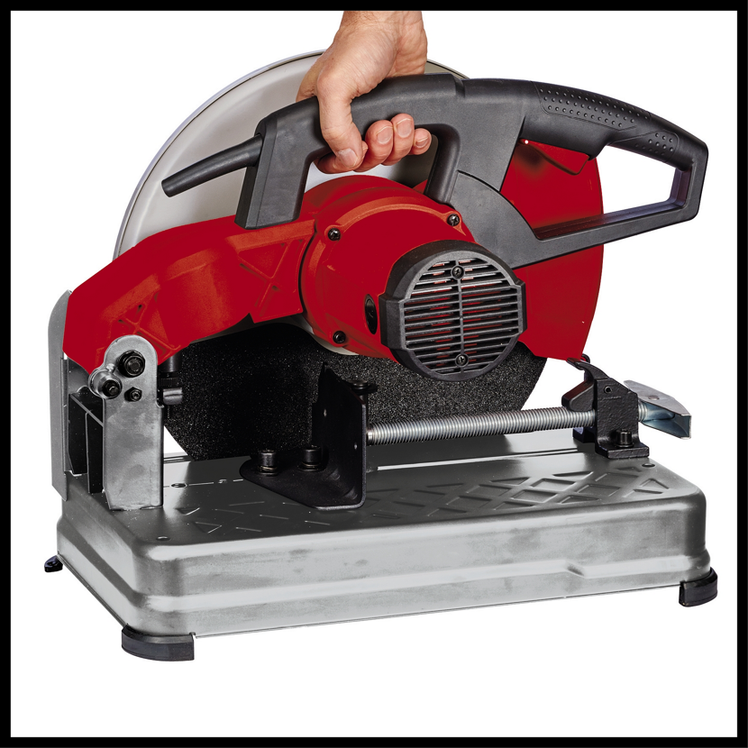 Person hält Metall-Trennschleifer TC-MC 355