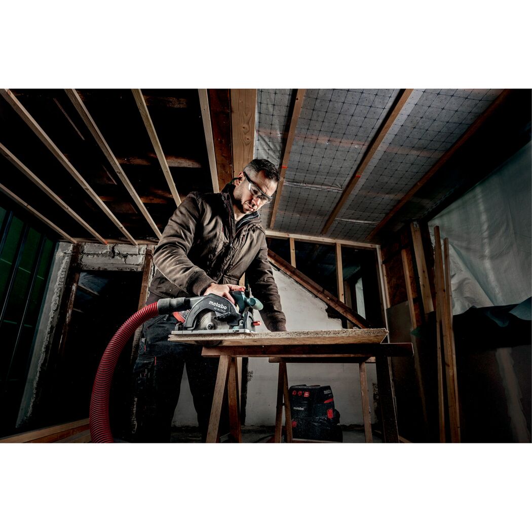 Person sägt Holz mit einer Metabo Handkreissäge.