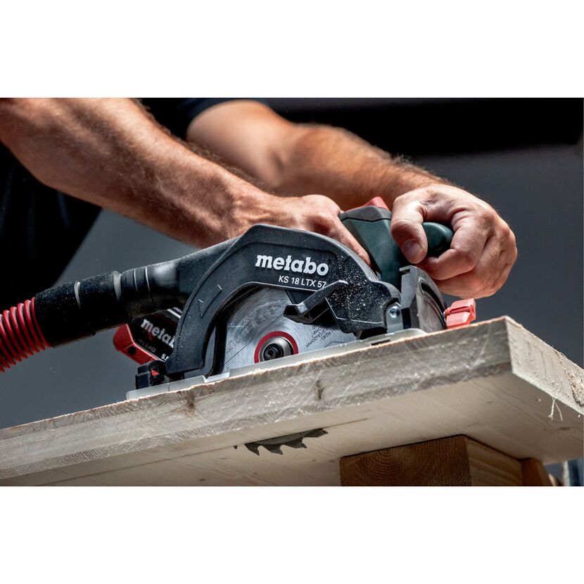 Person sägt mit einer Metabo Handkreissäge ein Holzbrett.