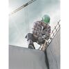 Person verwendet einen Winkelschleifer auf einer Baustelle.