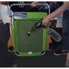Person reinigt einen grünen Campingstuhl mit dem Worx Hydroshot.