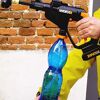 Person befüllt einen Worx Hydroshot mit Wasser aus einer Flasche.