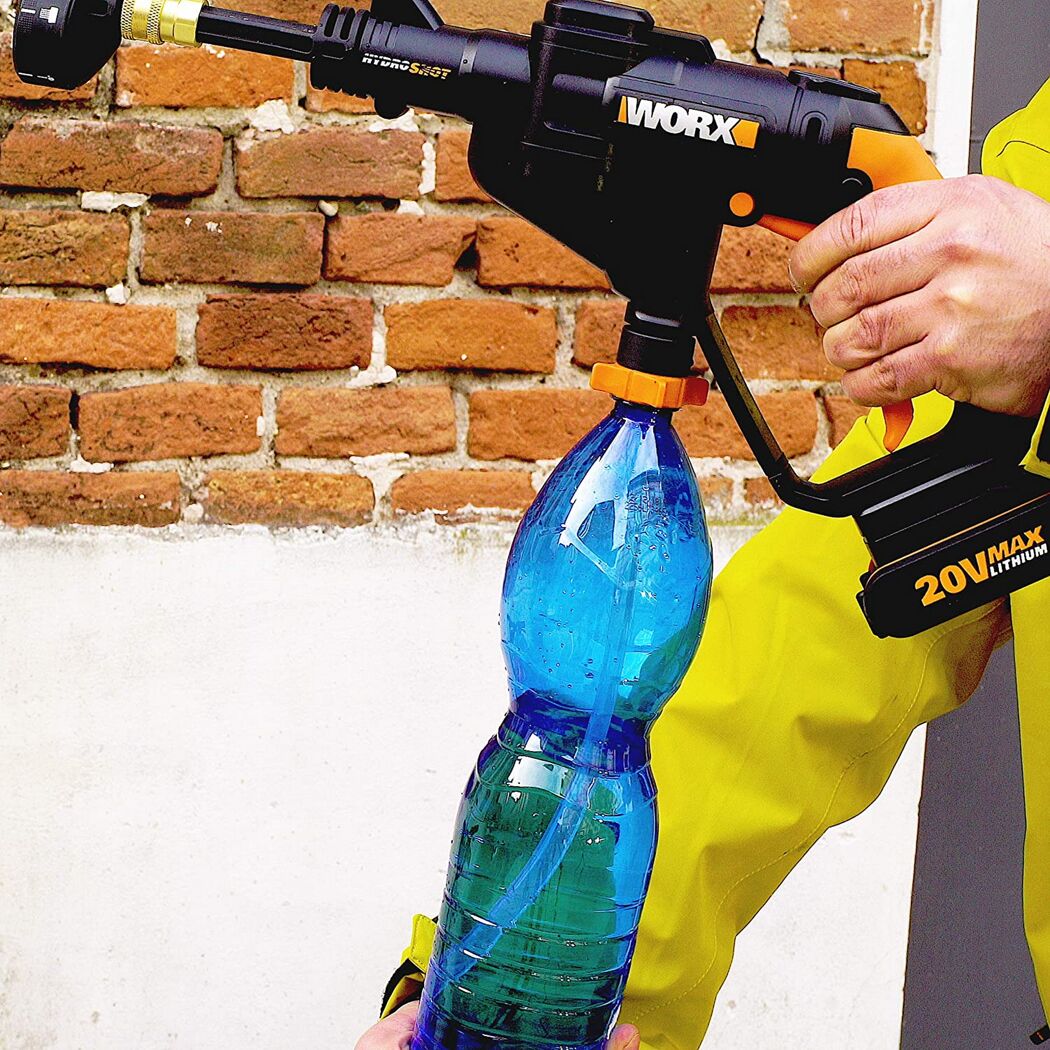 Person befüllt einen Worx Hydroshot mit Wasser aus einer Flasche.