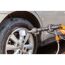 Person reinigt mit dem WORX Hydroshot eine Autofelge.